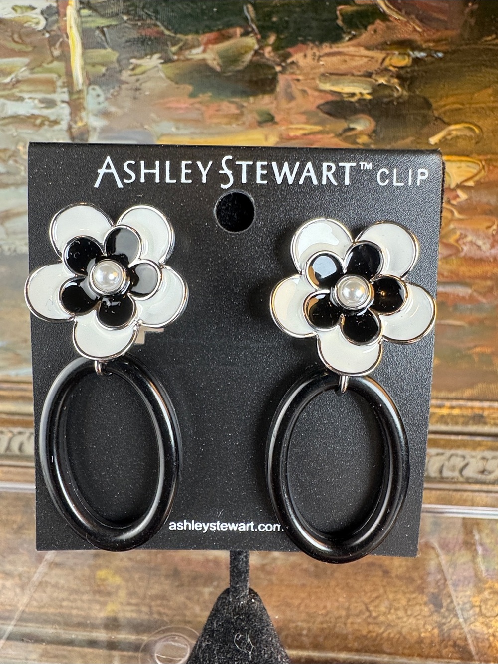0694-Ashley Stewart Black &‎ White Flower Clip-On Dangle Earrings